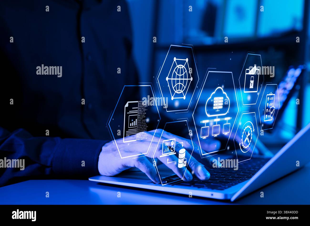 Datenmanagement und Cloud-Technologie-Konzept. Handschrift auf einem Laptop mit digitalen Symbolen für Cloud-Computing, Big-Data-Analyse und Dateisicherheit Stockfoto