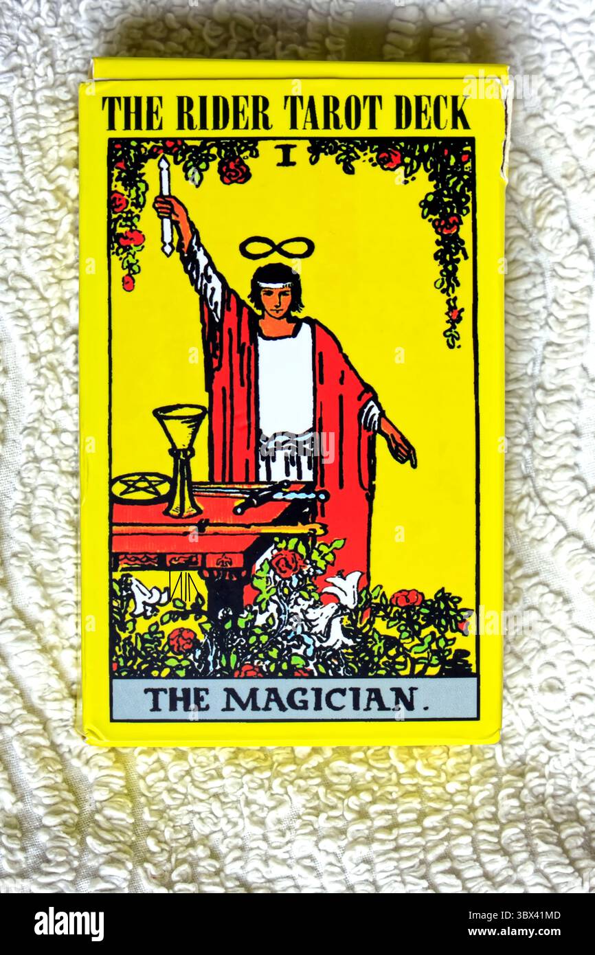 Tarot-Kartenbox. Studio auf strukturiertem Hintergrund eingerichtet. Vom Juli 2025 Stockfoto