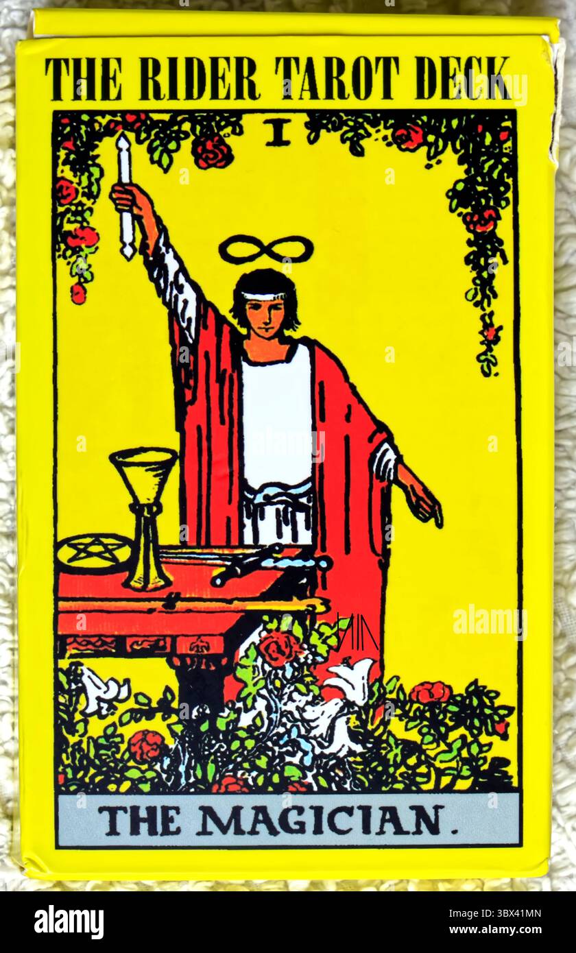 Tarot-Kartenbox. Studio auf strukturiertem Hintergrund eingerichtet. Vom Juli 2025 Stockfoto