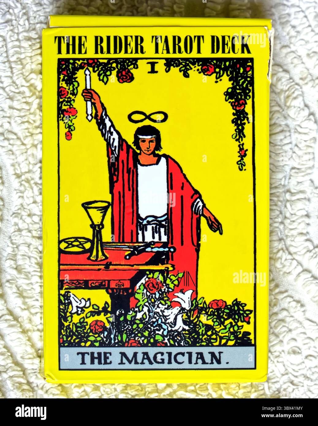 Tarot-Kartenbox. Studio auf strukturiertem Hintergrund eingerichtet. Vom Juli 2025 Stockfoto