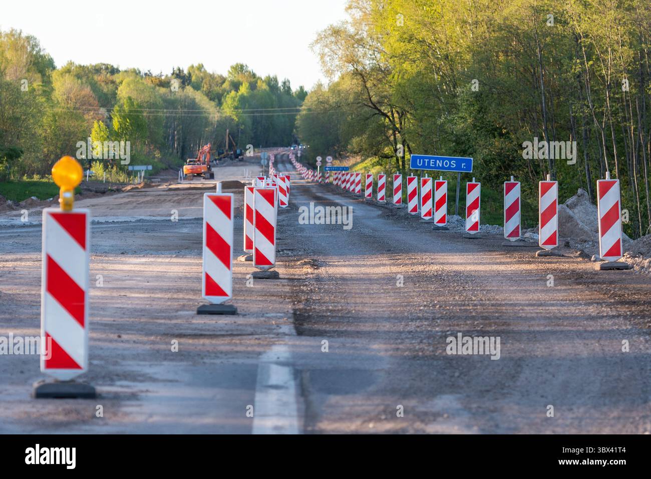 Die Straße Vilnius–Utena wird umgebaut, repariert oder umgebaut, asphaltiert, mit in Bearbeitung befindlichen Schildern und Straßensperren Stockfoto