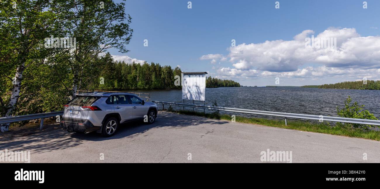 2023 Toyota RAV4 Plug-in Hybrid (Prime)-SUV im finnischen Lay-by-See Pohjois-Konnevesi im Sommer, Finnland Stockfoto