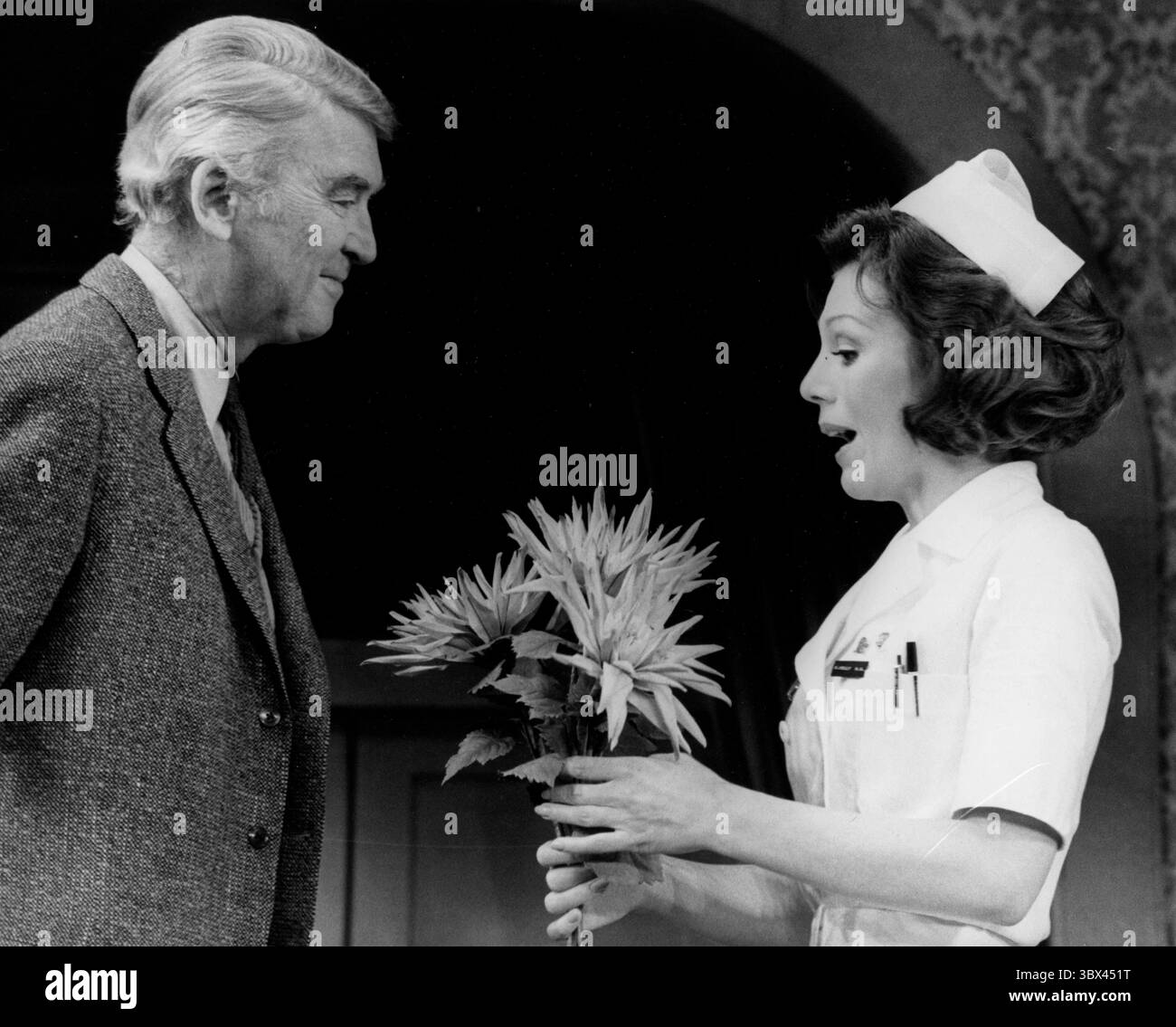 7. April 1975: London, England, Großbritannien: Schauspieler JAMES STEWART spielt in der Inszenierung Harvey, wo er E. P. Dowd gegenüber R. Kelly spielt, gespielt von der Schauspielerin KATHRYN LEIGH SCOTT. Die Show wird am 9. April im Prince of Wales Theater eröffnet. (Kreditbild: © Keystone Press Agency/ZUMA Wire) Stockfoto