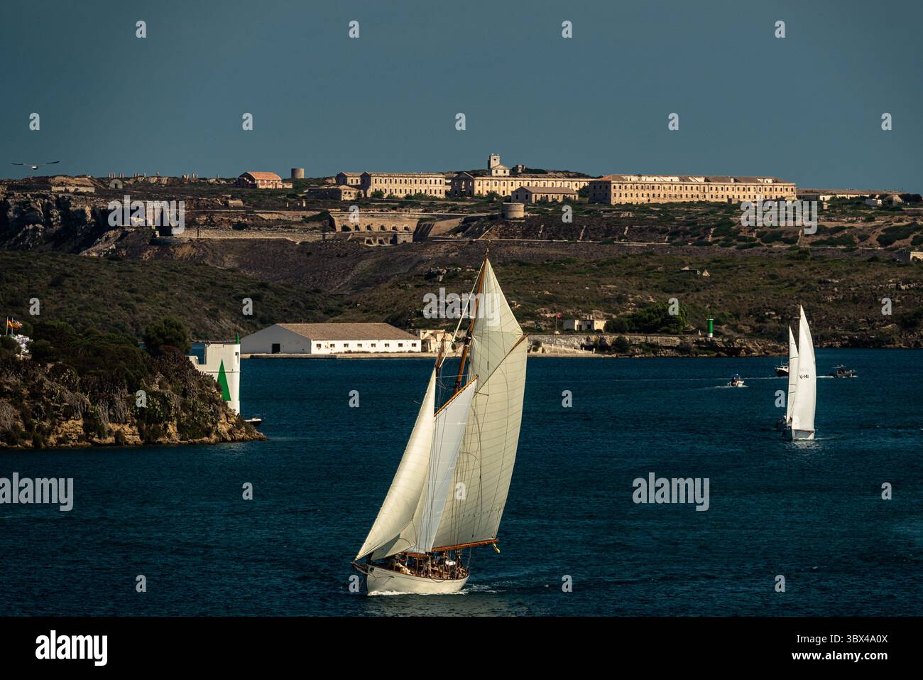 29. August 2021, Mahon, Balearen, Spanien: Klassische Boote fahren am Ende der dritten und letzten Regatta der 17. Copa del Rey (King's Cup) der klassischen Schiffe vor der Küste Menorcas in den Hafen von Mahon ein. (Foto: © Matthias Oesterle/ZUMA Press Wire) Stockfoto