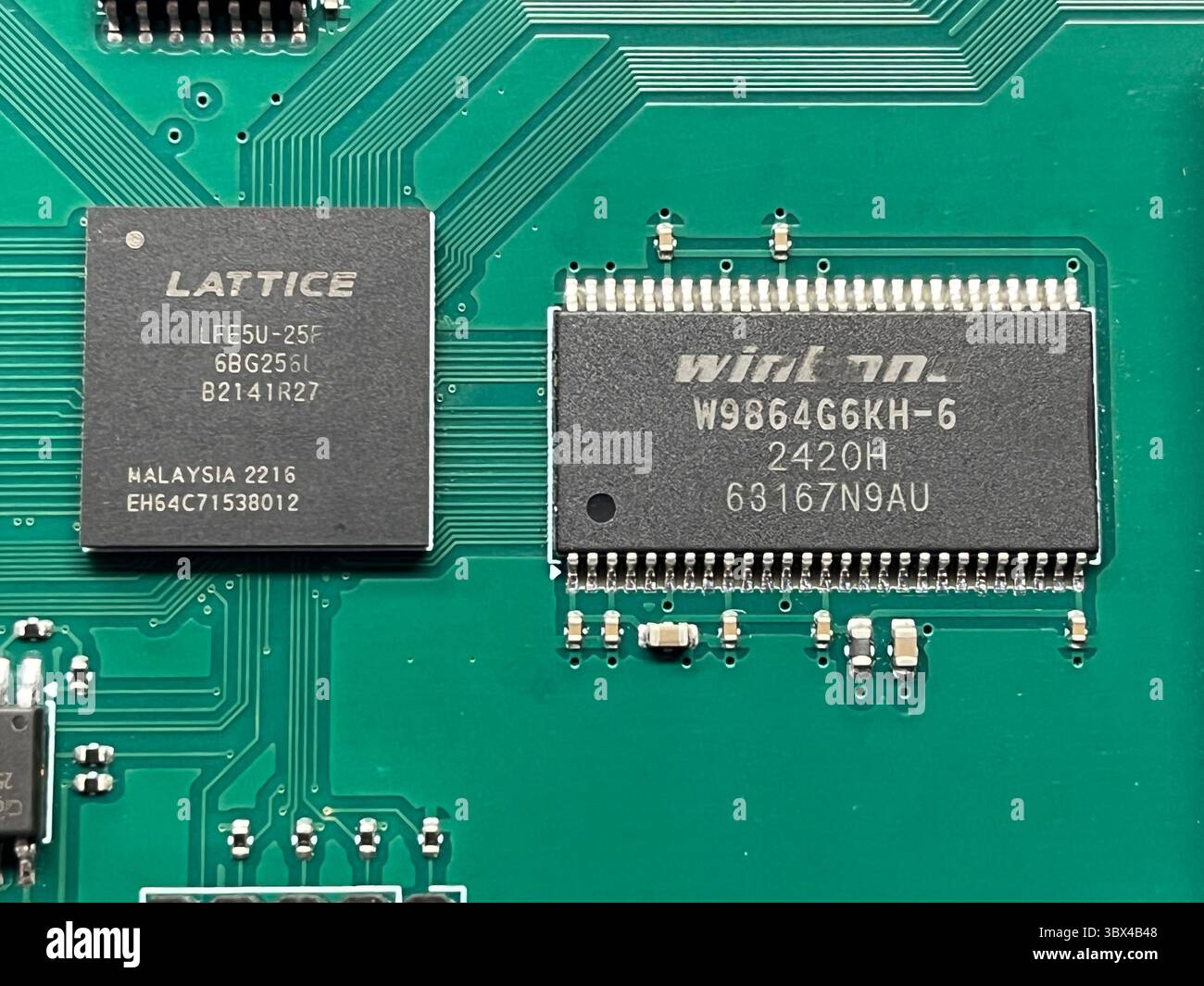 Nahaufnahme eines FPGA- und SDRAM-Schaltungsdesigns auf der Leiterplatte Stockfoto