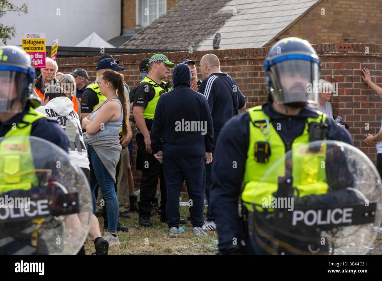 Epping Essex 17 Jul 2025 Eine kleine Gruppe einwanderungsfreundlicher Demonstranten wurde mitten in Epping von Einheimischen und einwanderungsfeindlichen Demonstranten gefangen gehalten. Die pro-eingewanderten Demonstranten wurden von der Essex Police beschützt, einige in Aufruhrausrüstung mit Schilden. Quelle: Ian Davidson/Alamy Live News Stockfoto