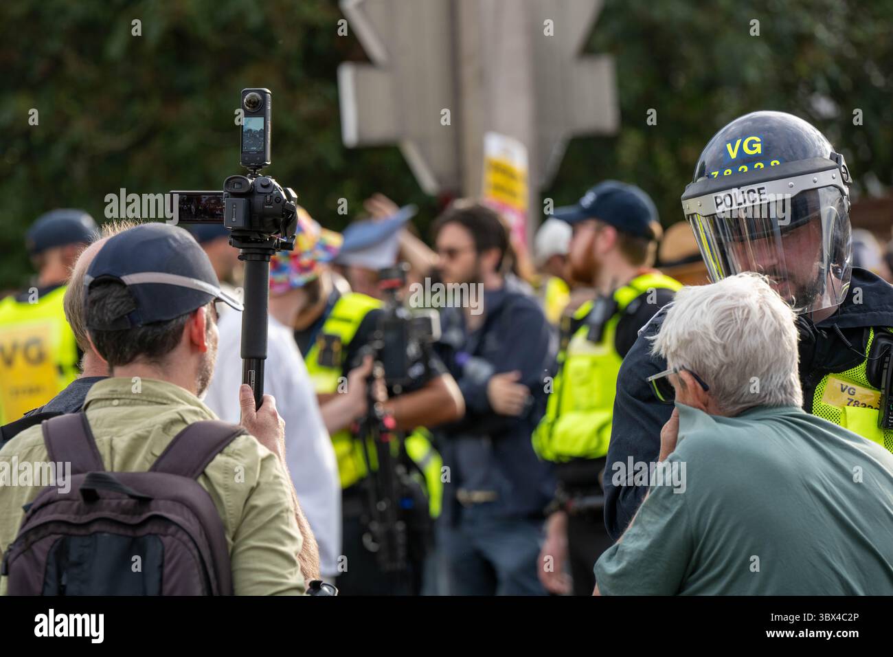 Epping Essex 17 Jul 2025 Eine kleine Gruppe einwanderungsfreundlicher Demonstranten wurde mitten in Epping von Einheimischen und einwanderungsfeindlichen Demonstranten gefangen gehalten. Die pro-eingewanderten Demonstranten wurden von der Essex Police beschützt, einige in Aufruhrausrüstung mit Schilden. Quelle: Ian Davidson/Alamy Live News Stockfoto
