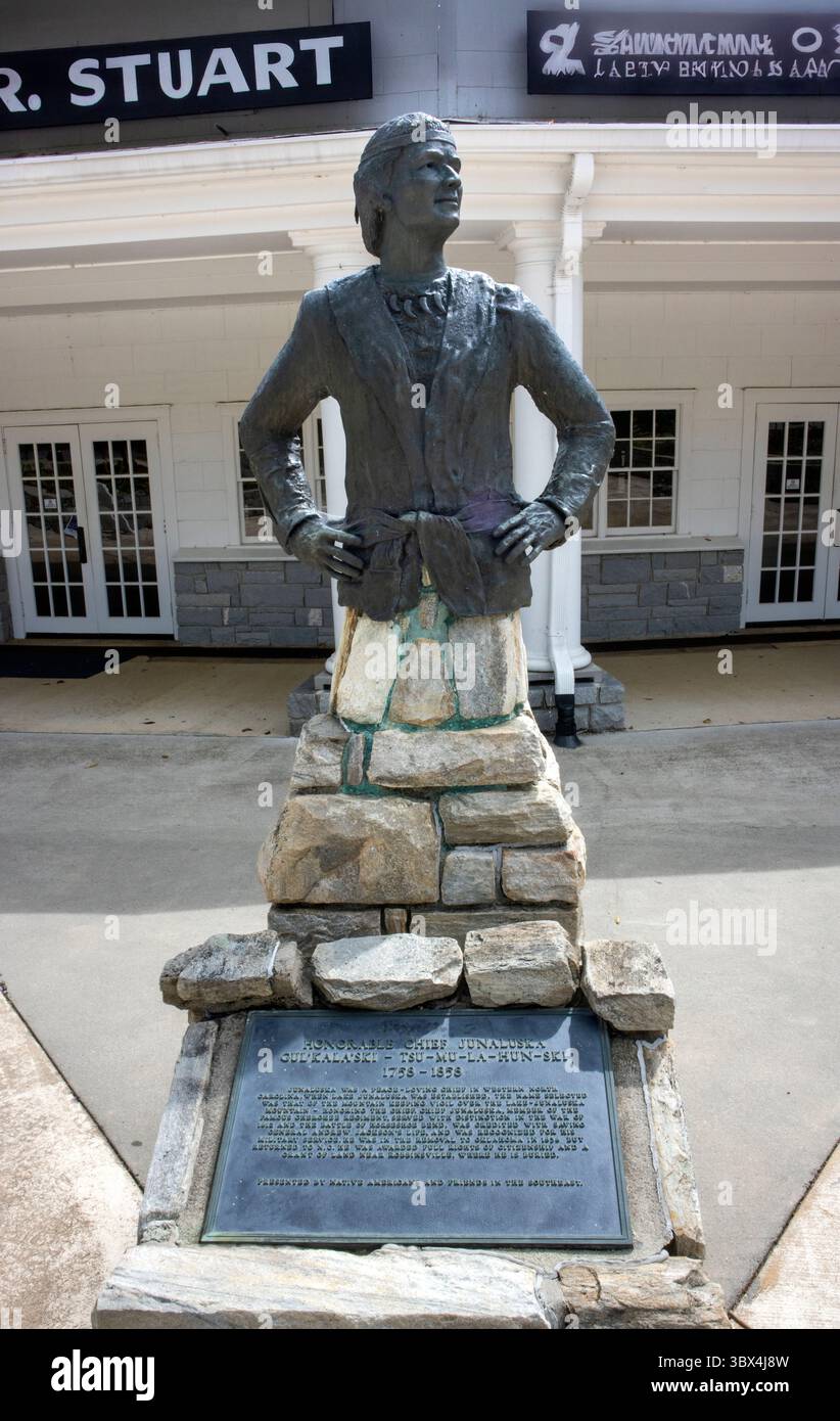 Die Statue des Cherokee-Helden Junaluska in NC, der Andrew Jacksons Leben rettete, um später durch Jacksons Indian Removal Act ins Exil geschickt zu werden. Stockfoto