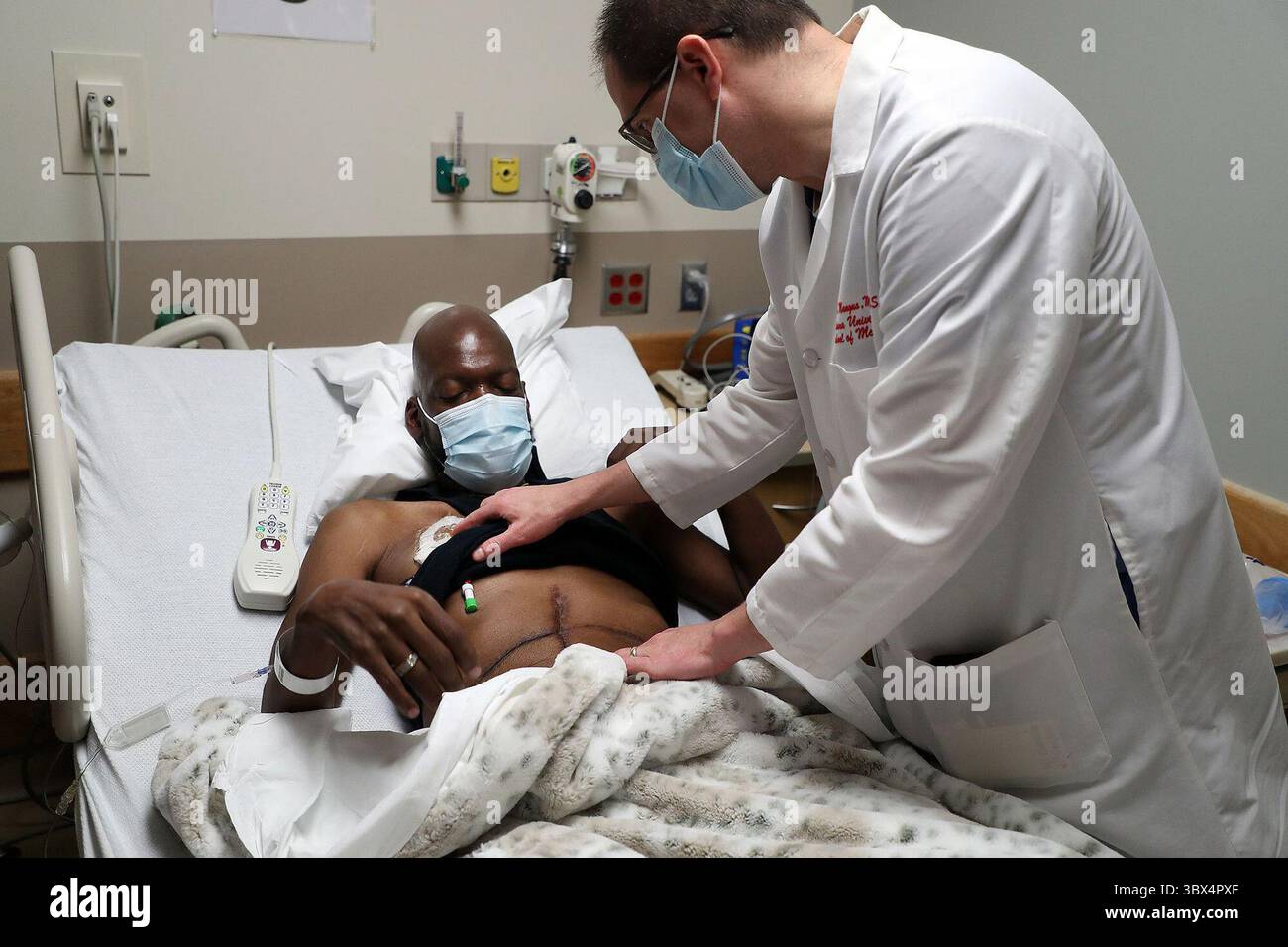 24. August 2021: El Dr. Richard S. Mangus revisa el Abdomen de Phillip Hanks, Receptor de trasplante de ÃÂ³rganos mÃÂºltiples, en Indiana University Health en Indianapolis, el 13 de agosto de 2021. (Bild: © Terrence Antonio James/TNS Via ZUMA Press Wire/TNS Via ZUMA Press Wire) Stockfoto
