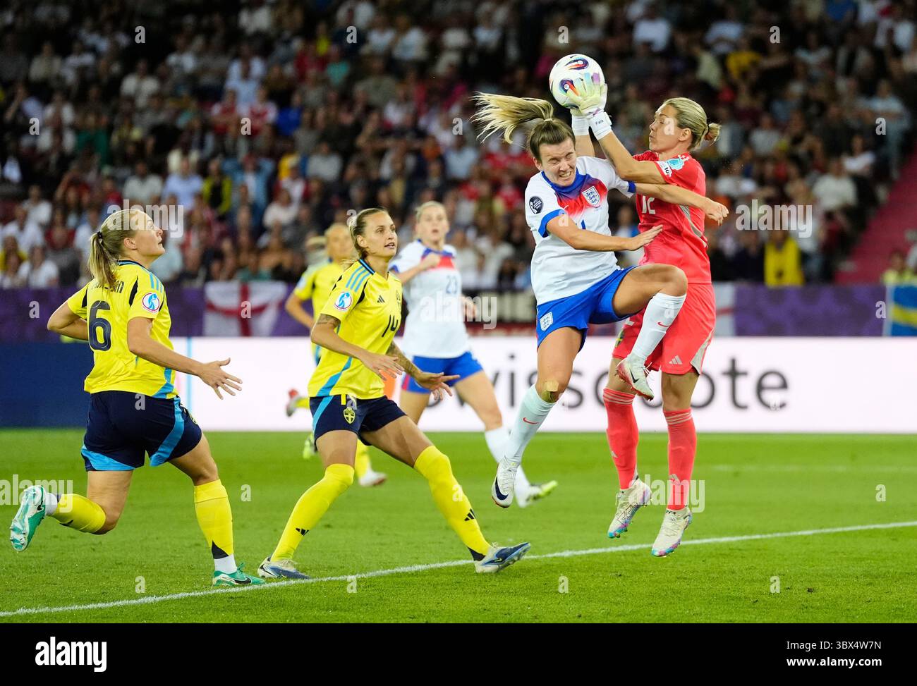 Im Viertelfinale der UEFA Women's Euro 2025 im Stadion Letzigrund in Zürich trifft die Englerin Lauren Hanp auf die schwedische Torhüterin Jennifer Falk. Bilddatum: Donnerstag, 17. Juli 2025. Stockfoto