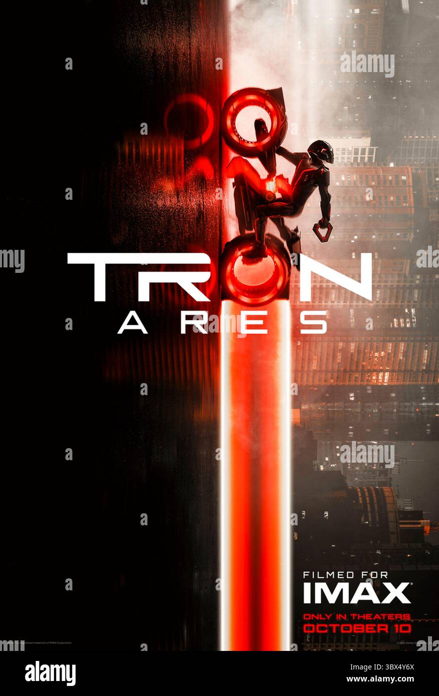 TRON: Ares (2025) von Joachim Rønning mit Jared Leto, Evan Peters und Greta Lee. In einem neuen Kapitel der Tron-Saga tritt ein fühlendes Programm in die reale Welt ein und droht, das Gleichgewicht zwischen digitalen und menschlichen Reichen in die Höhe zu bringen. NUR ZUR REDAKTIONELLEN VERWENDUNG des US-Advance-Posters. Quelle: BFA / Walt Disney Studios Stockfoto