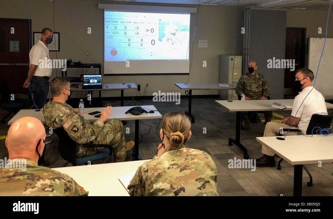 2. September 2021 - Baton Rouge, Louisiana, USA - Generalleutnant Scott A. Spellmon, 55. Chief of Engineers und Commanding General des US Army Corps of Engineers, wurde heute Morgen von Oberst Zachary Miller im FEMA Joint Field Office in Baton Rouge, LA, über die USACE-Unterstützung der FEMA-Hurrikan Ida-Notstromversorgung, vorübergehende Bedachungen, temporäre Wohnungen, Infrastrukturbewertung und Trümmerbeseitigung informiert. (Bild: © U.S. Army National Guard/ZUMA Press Wire Service/ZUMAPRESS.com) Stockfoto