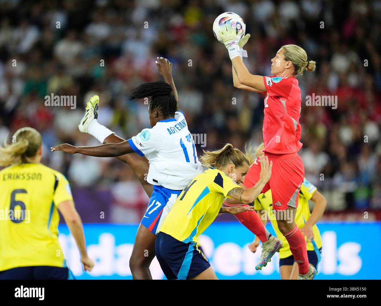 Die schwedische Torhüterin Jennifer Falk spart im Viertelfinale der UEFA Women's Euro 2025 im Stadion Letzigrund in Zürich vor der englischen Michelle Agyemang. Bilddatum: Donnerstag, 17. Juli 2025. Stockfoto