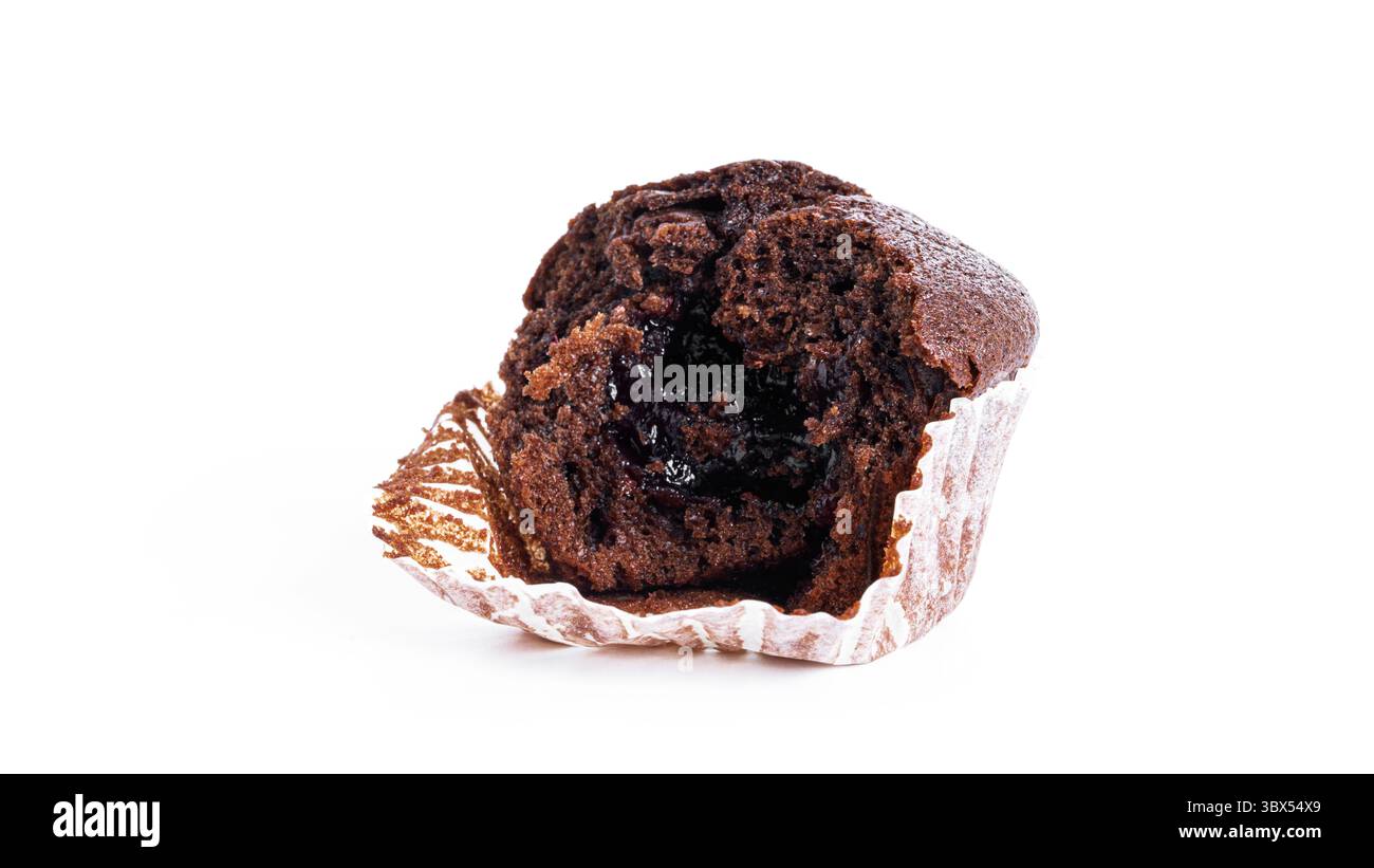 Schokoladen-Cupcakes mit Kirschmarmelade isoliert auf weißem Hintergrund. Schokoladenmuffin. Hochwertige Fotos Stockfoto