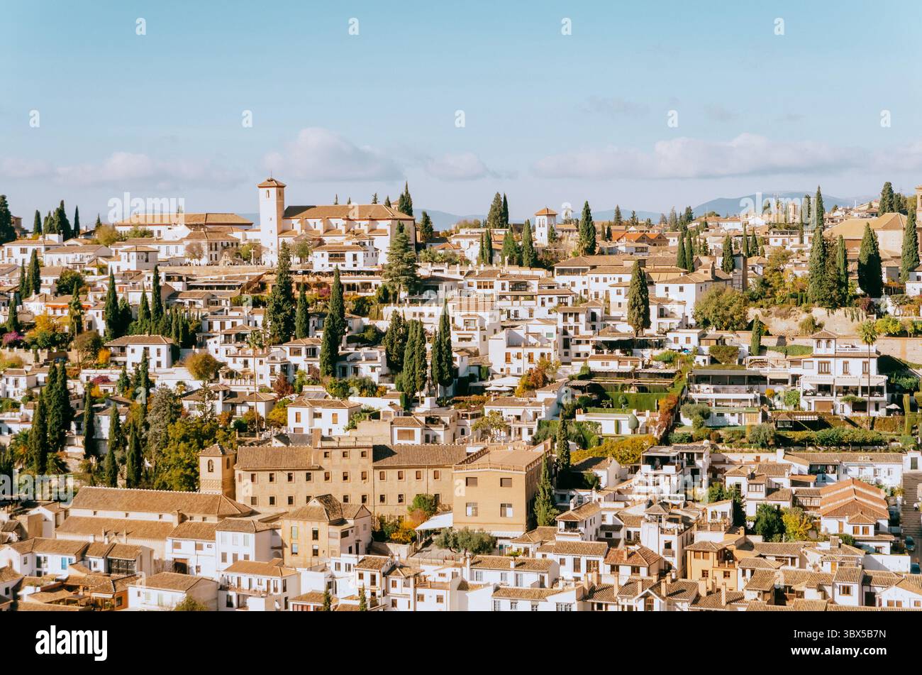 Eine Postkartenszene von Albaycins strukturierten Schichten bei Sonnenuntergang Stockfoto