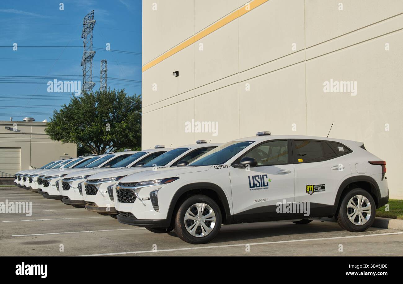 Houston, Texas, USA 07-13-2025: Fahrzeuge der White SUV USIC Company reihten in Reihe nach Lagerindustriebezirken. Stockfoto