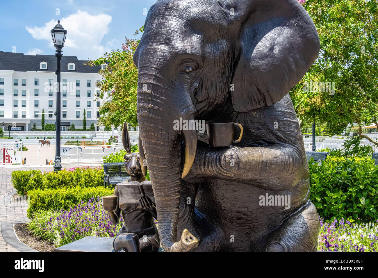 Afrikanische Elefanten- und Rabbitfrauen-Skulptur von Gillie und Marc im Hof des World Equestrian Center in Ocala, Florida. (USA) Stockfoto