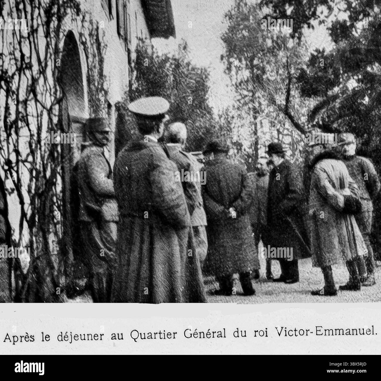 Militär- und politische Persönlichkeiten versammeln sich nach dem Mittagessen im Hauptquartier von König Viktor Emanuel III. Während des Ersten Weltkrieges. Diese Szene, die in L'Illustration aufgenommen wurde, spiegelt die Koordination der Alliierten an der italienischen Front wider. Das Treffen besteht wahrscheinlich aus italienischen und französischen Offizieren und Würdenträgern, was die Kriegsallianz und strategische Zusammenarbeit zwischen Italien und seinen Entente-Partnern im Februar 1916 symbolisiert. Stockfoto