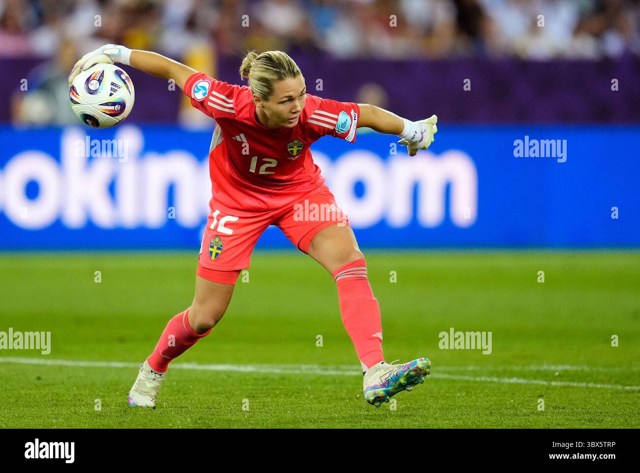 Schwedische Torhüterin Jennifer Falk beim Viertelfinalspiel der UEFA Women's Euro 2025 im Stadion Letzigrund in Zürich. Bilddatum: Donnerstag, 17. Juli 2025. Stockfoto