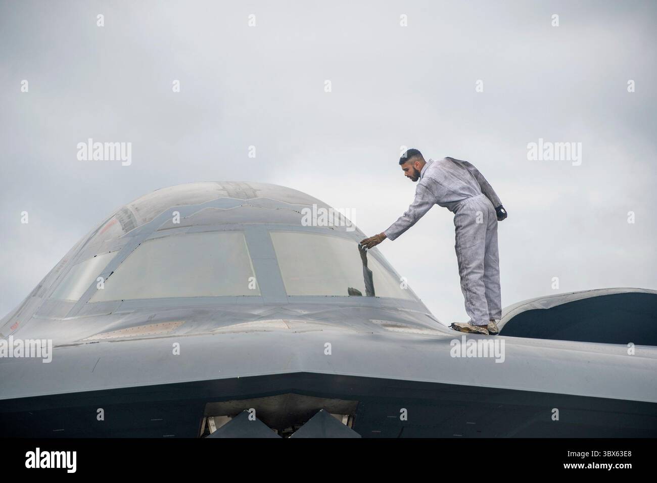 26. August 2021 – Keflavik, Island – die den 131. Und 509. Wartungsgeschwadern zugeordneten Flugzeuge führen am 26. August 2021 die Wartung eines B-2 Spirit Stealth Bombers auf der Keflavik Air Base in Island durch. Die Tarnbomber wurden in die Kampfflugzeuge der Royal Air Force Typhoon integriert, um eine Bomber Task Force Mission zu unterstützen, um die Interoperabilität und Fähigkeiten mit NATO-Verbündeten und -Partnern in ganz Europa zu verbessern. (Kreditbild: © John E. Hillier/USA Nationalgarde/ZUMA Press Wire Service/ZUMAPRESS.com) Stockfoto