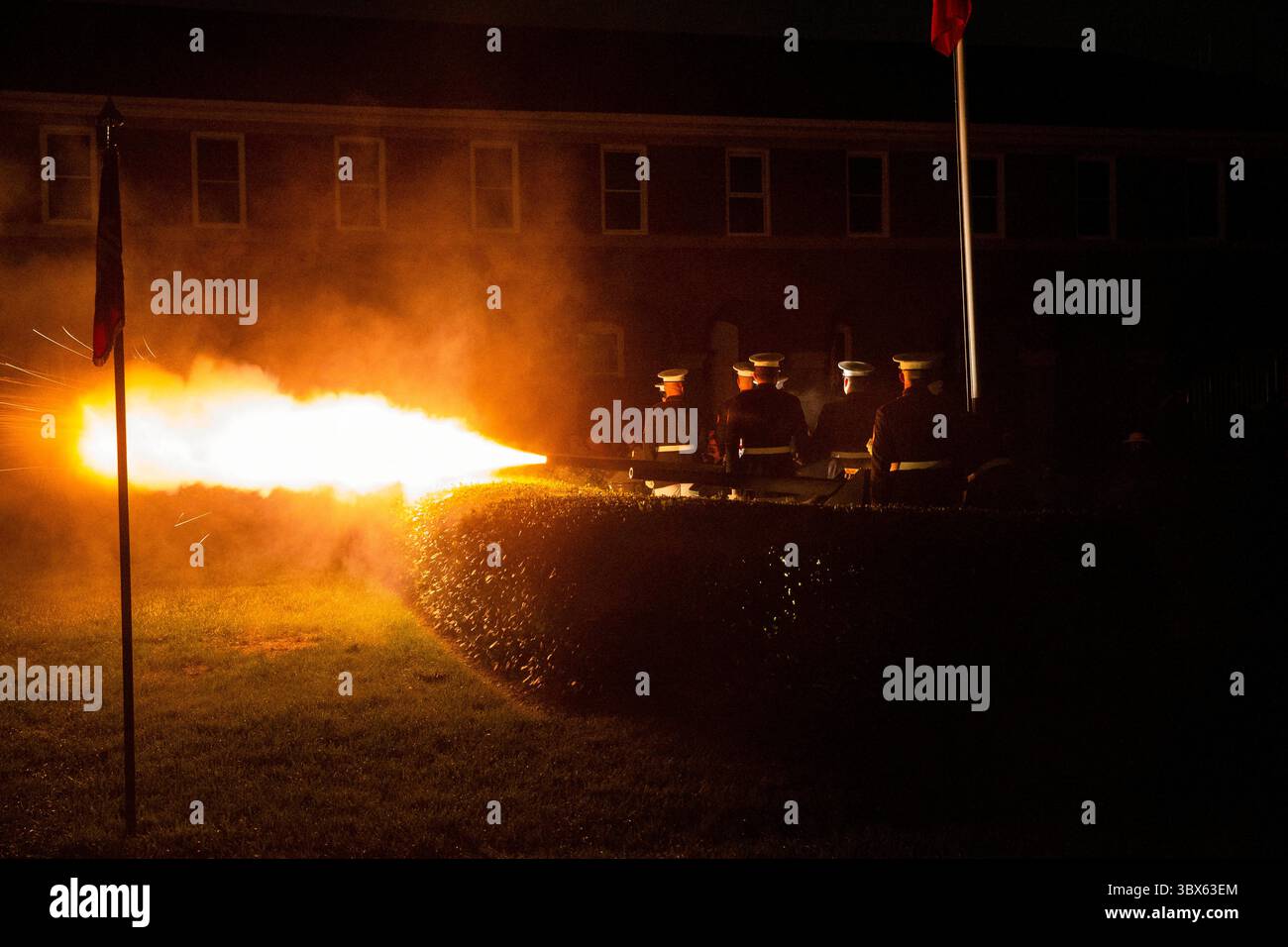 27. August 2021 – Washington D.C., District of Columbia, USA – Bodyträger mit Marine Barracks Washington feuern die Saluting-Batterie während einer Freitagabend-Parade im MBW am 29. August 2021 an. Der Gastgeber des Abends war General David H. Berger, 38. Kommandant des Marine Corps, und die Ehrengäste waren General Walter E. Boomer, USMC (Ret.), 24. Assistant Commandant des Marine Corps, General Carlton Fulford, USMC (Ret.), ehemaliger stellvertretender Kommandant des US-Kommandos, General Richard D. Hearney, USMC (Ret.), 25. Assistant Commandant des Marine Corps, Mic Stockfoto