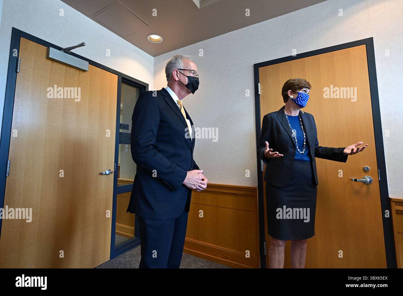 8. September 2021, Emporia, Kansas, USA: Senator Jerry Moran (R-KS) zusammen mit ESU-Präsident Allison Garrett während einer Pressekonferenz über den wachsenden Bedarf an hoch ausgebildeten Rekruten für Cybersicherheit, die von Universitäten im ganzen Staat stammen. (Bild: © Mark Reinstein/ZUMA Press Wire) Stockfoto