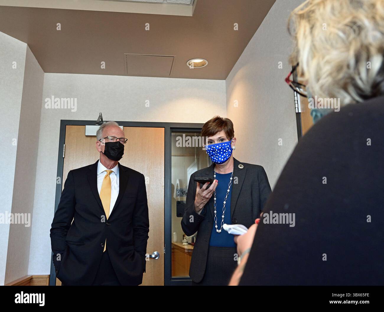 8. September 2021, Emporia, Kansas, USA: Senator Jerry Moran (R-KS) und ESU-Präsident Allison Garrett beantwortet Fragen von Reportern während einer Pressekonferenz (Credit Image: © Mark Reinstein/ZUMA Press Wire) Stockfoto