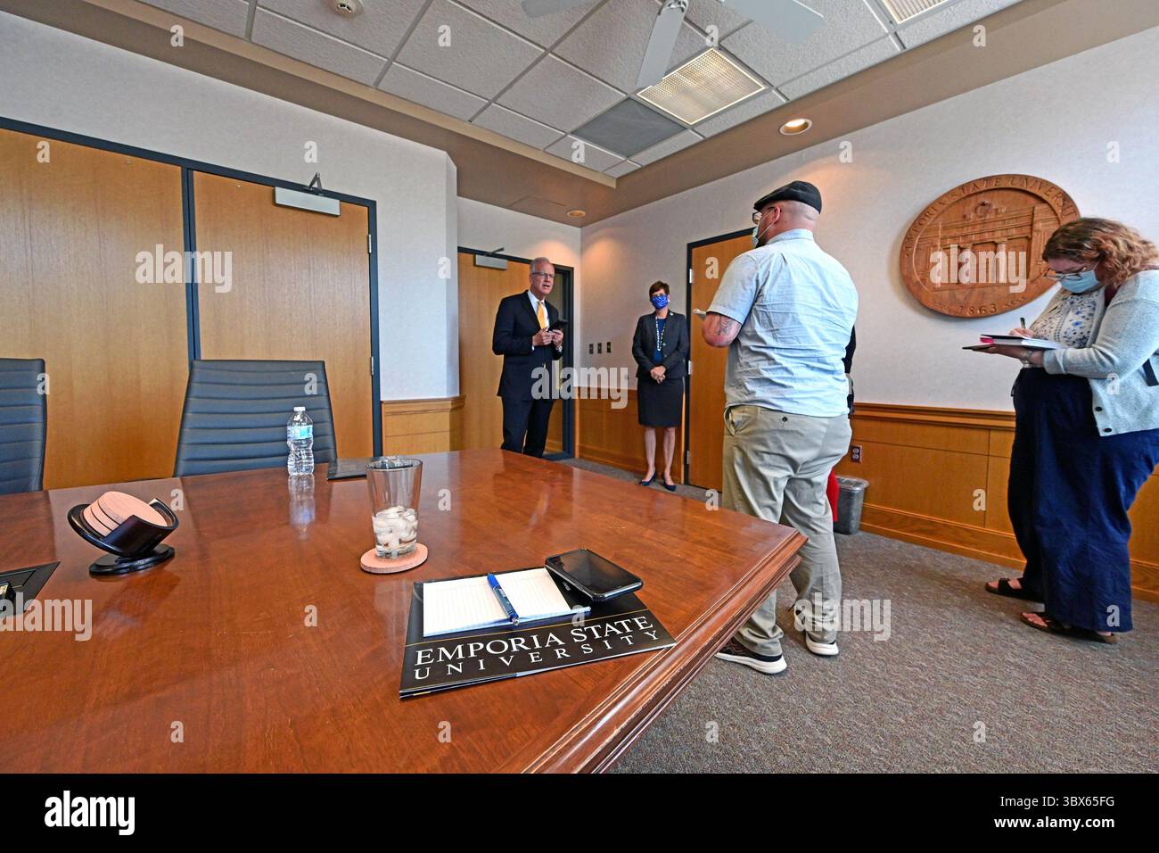 8. September 2021, Emporia, Kansas, USA: Senator Jerry Moran (R-KS) und ESU-Präsident Allison Garrett beantwortet die Frage der Reporter nach dem wachsenden Bedarf an hoch ausgebildeten Rekruten für Cybersicherheit, die von Universitäten im ganzen Staat stammen. (Bild: © Mark Reinstein/ZUMA Press Wire) Stockfoto