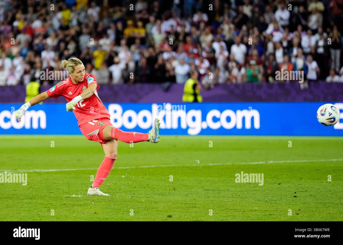 Die schwedische Torhüterin Jennifer Falk verpasst das Elfmeterschießen nach dem Viertelfinalspiel der UEFA Women's Euro 2025 im Stadion Letzigrund in Zürich. Bilddatum: Donnerstag, 17. Juli 2025. Stockfoto