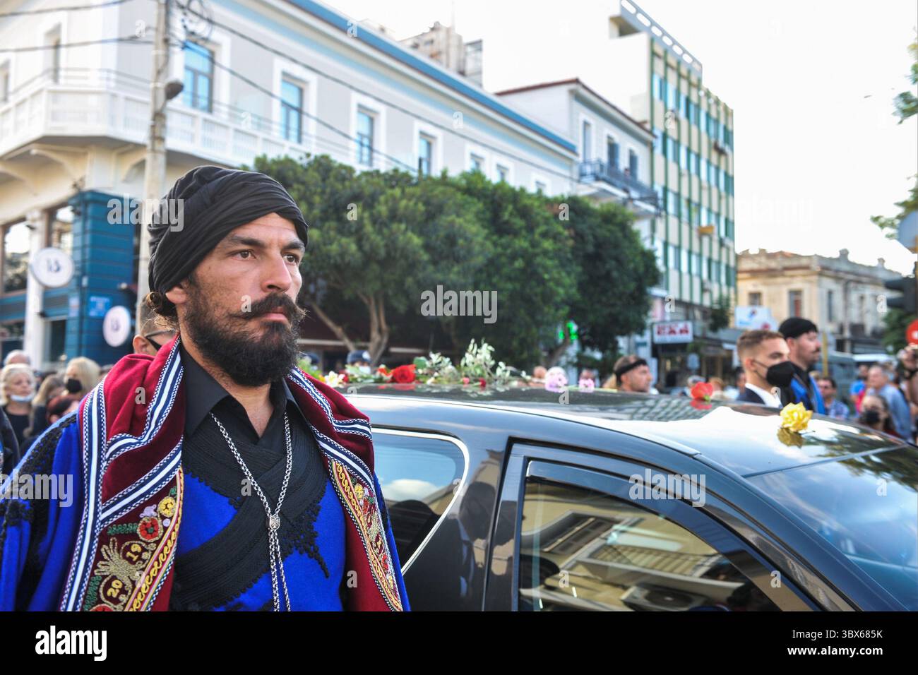 9. September 2021, Insel Chania Kreta, Griechenland: Männer in traditioneller Kleidung der Insel Kreta und Menschen eskortieren einen Leichenwagen, vor der Beerdigung des späten griechischen Komponisten Mikis Theodorakis auf der Insel Chania Kreta. Er verfasste eine breite Palette von Werken, von düsteren Sinfonien bis hin zu populären TV- und Filmmusiken, darunter für „Serpico“ und „Zorba the Greek“. Er ist auch für seine Opposition gegen die Militärjunta bekannt, die Griechenland von 1967 bis 1974 regierte, als er verfolgt und inhaftiert wurde und seine Musik verboten wurde. (Kreditbild: © Eurokinissi via ZUMA Press Wire) Stockfoto