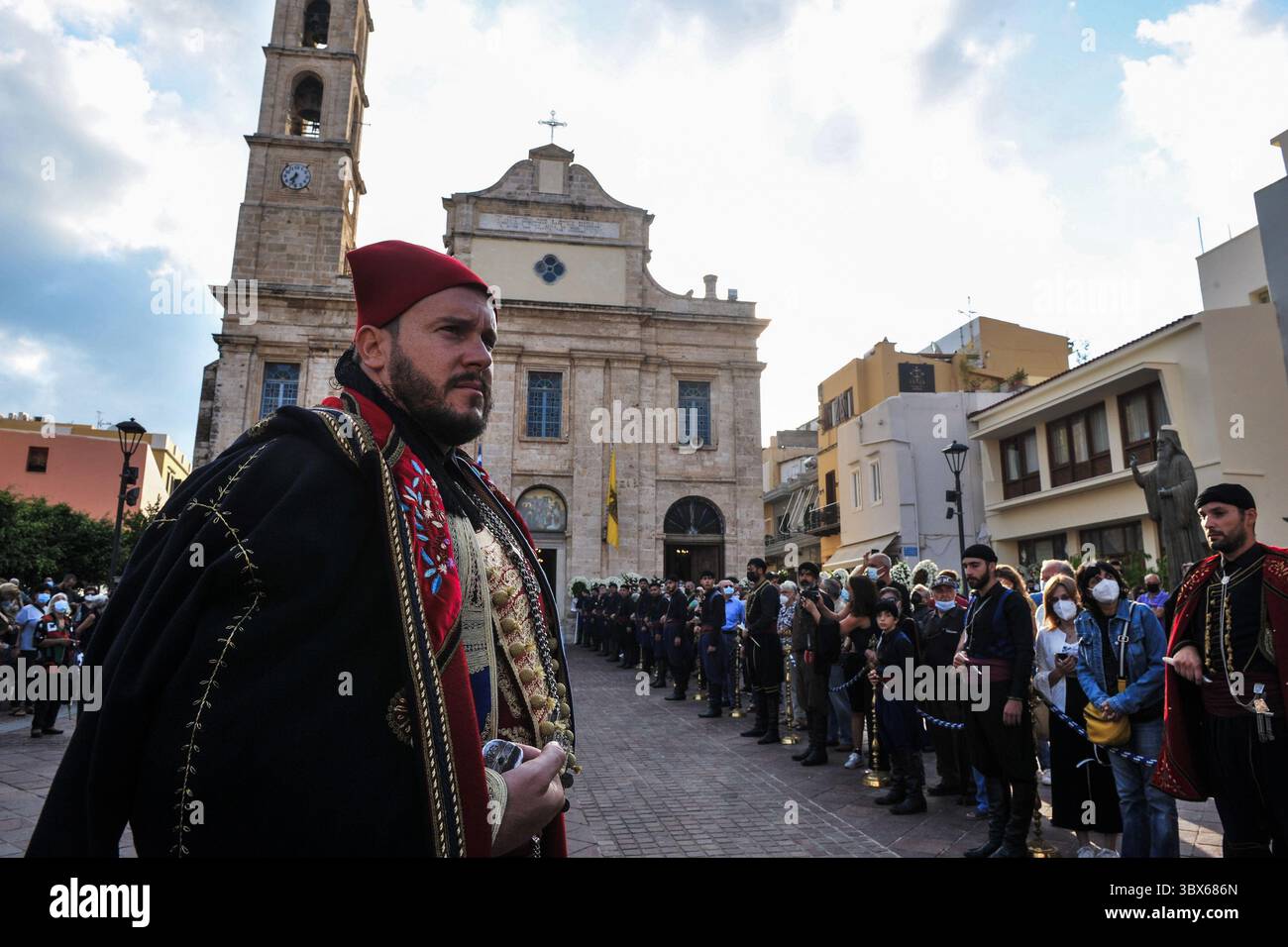 9. September 2021, Insel Chania Kreta, Griechenland: Männer in traditioneller Kleidung der Insel Kreta und Menschen eskortieren einen Leichenwagen, vor der Beerdigung des späten griechischen Komponisten Mikis Theodorakis auf der Insel Chania Kreta. Er verfasste eine breite Palette von Werken, von düsteren Sinfonien bis hin zu populären TV- und Filmmusiken, darunter für „Serpico“ und „Zorba the Greek“. Er ist auch für seine Opposition gegen die Militärjunta bekannt, die Griechenland von 1967 bis 1974 regierte, als er verfolgt und inhaftiert wurde und seine Musik verboten wurde. (Kreditbild: © Eurokinissi via ZUMA Press Wire) Stockfoto