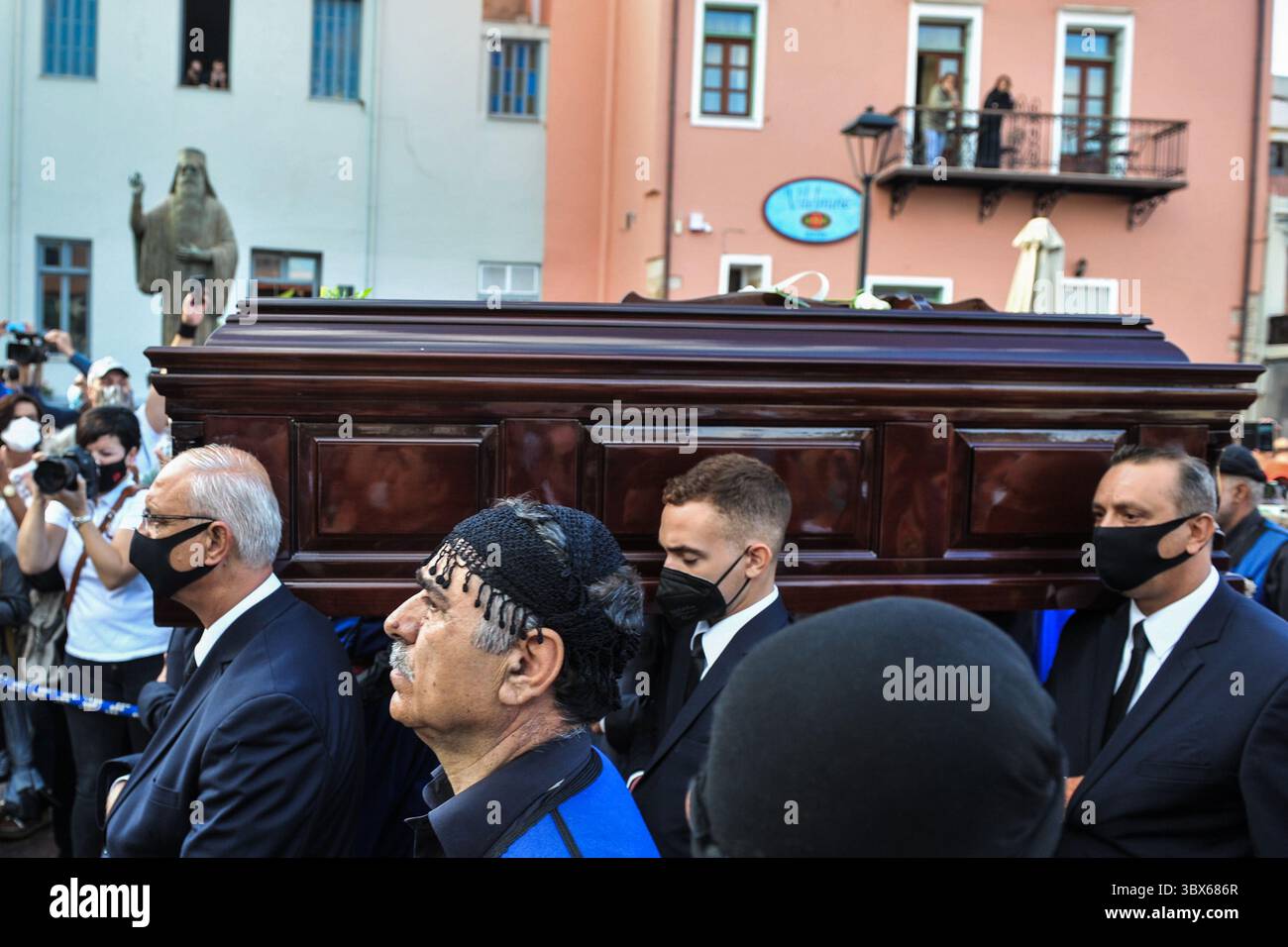 9. September 2021, Insel Chania Kreta, Griechenland: Männer in traditioneller Kleidung der Insel Kreta und Menschen eskortieren einen Leichenwagen, vor der Beerdigung des späten griechischen Komponisten Mikis Theodorakis auf der Insel Chania Kreta. Er verfasste eine breite Palette von Werken, von düsteren Sinfonien bis hin zu populären TV- und Filmmusiken, darunter für „Serpico“ und „Zorba the Greek“. Er ist auch für seine Opposition gegen die Militärjunta bekannt, die Griechenland von 1967 bis 1974 regierte, als er verfolgt und inhaftiert wurde und seine Musik verboten wurde. (Kreditbild: © Eurokinissi via ZUMA Press Wire) Stockfoto
