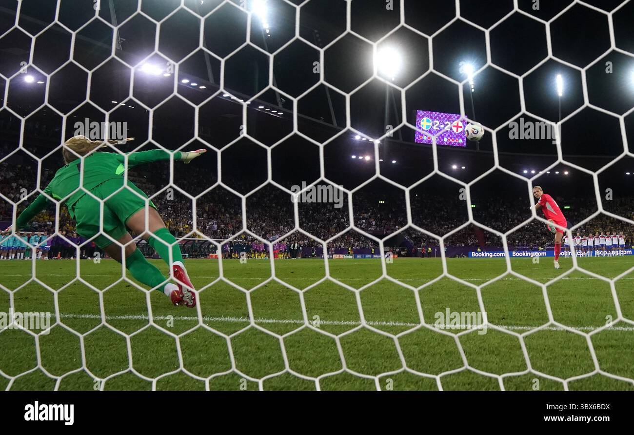 Die schwedische Torhüterin Jennifer Falk verpasst das Elfmeterschießen nach dem Viertelfinalspiel der UEFA Women's Euro 2025 im Stadion Letzigrund in Zürich. Bilddatum: Donnerstag, 17. Juli 2025. Stockfoto