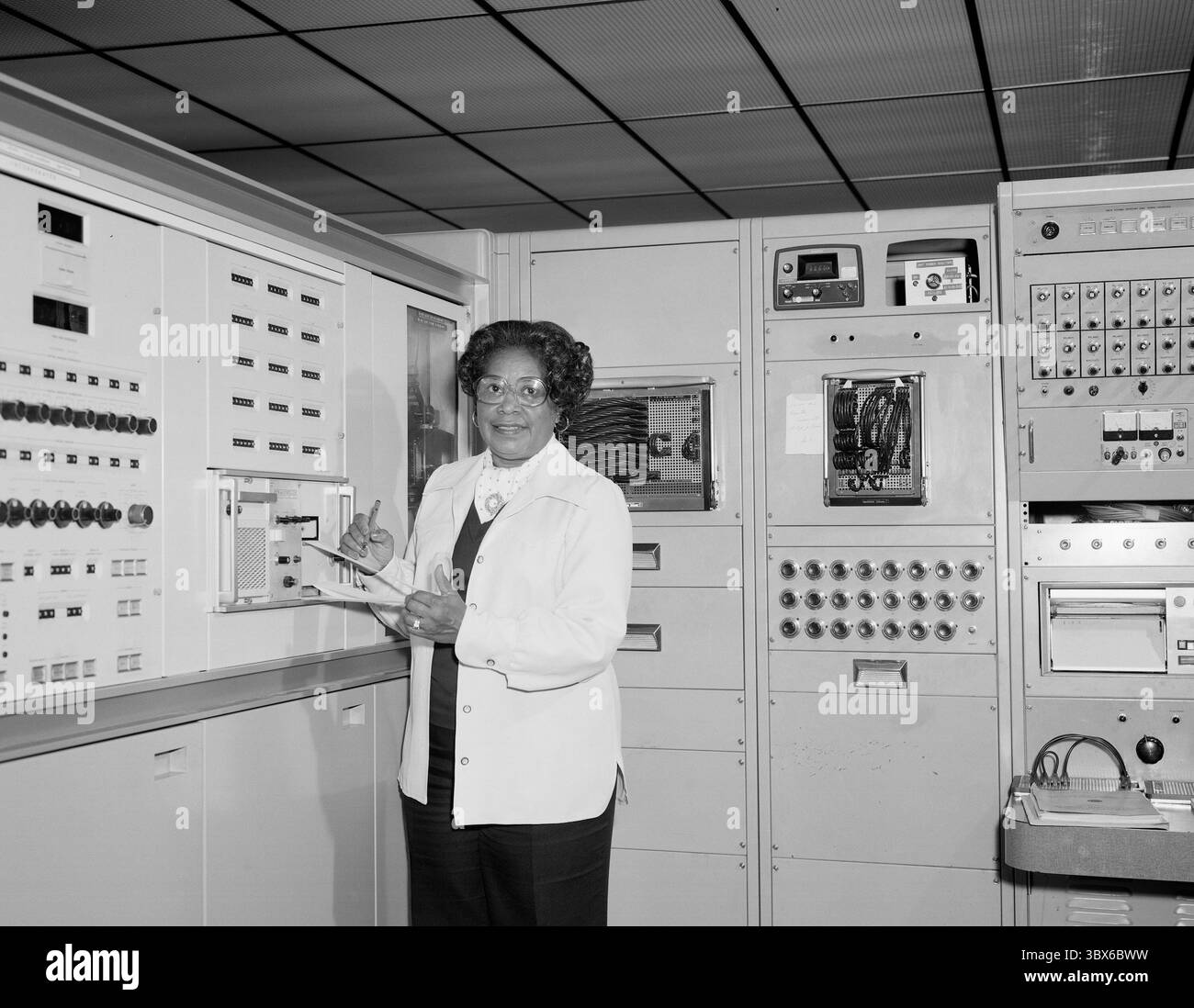 2. Juni 1977, Langley, Virginia, USA: Dieses Aktenfoto vom 2. Juni 1977 ist von Mary W. Jackson, die in Hampton, Virginia aufgewachsen ist und das historisch schwarze College Hampton Institute (heute Hampton University) besuchte, wo sie einen Bachelor of Science in Mathematik und Physik erwarb. Nach seinem Abschluss in Hampton ging Jackson einen ziemlich umlaufenden Weg, um ein gefeierter NASA-Ingenieur zu werden. â€“-Auszubildende mussten Mathe- und Physikstudiengänge in After-Work-Kursen der University of Virginia absolvieren. Zu dieser Zeit fanden die Klassen an der damals getrennten Hampton High School statt Stockfoto