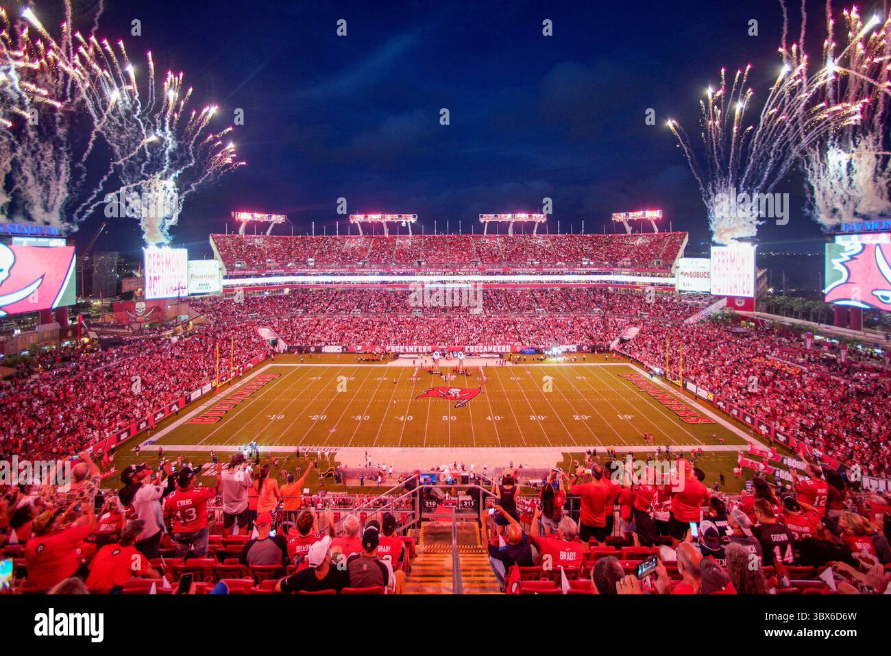 9. September 2021: Fans jubeln während des Feuerwerks während der Champions-Feier für den regulären Heimauftakt der Tampa Bay Buccaneers gegen die Dallas Cowboys im Raymond James Stadium, Donnerstag, 9. September 2021, in Tampa, Florida. Die Bucs haben die Cowboys auf ein spätes Field Goal mit 31:29. (Kreditbild: © Martha Asencio-Rhein/TNS via ZUMA Press Wire/TNS via ZUMA Press Wire) Stockfoto