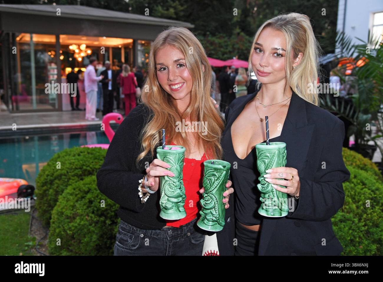 Dalia Mya Schmidt-Foss, Celina Nitz bei der RTL & MEZZO MIX Launch Party in der Villa Westend in Berlin am 17.07.2025 *** Dalia Mya Schmidt Foss, Celina Nitz bei der RTL MEZZO MIX Launch Party in der Villa Westend in Berlin am 17 07 2025 Stockfoto