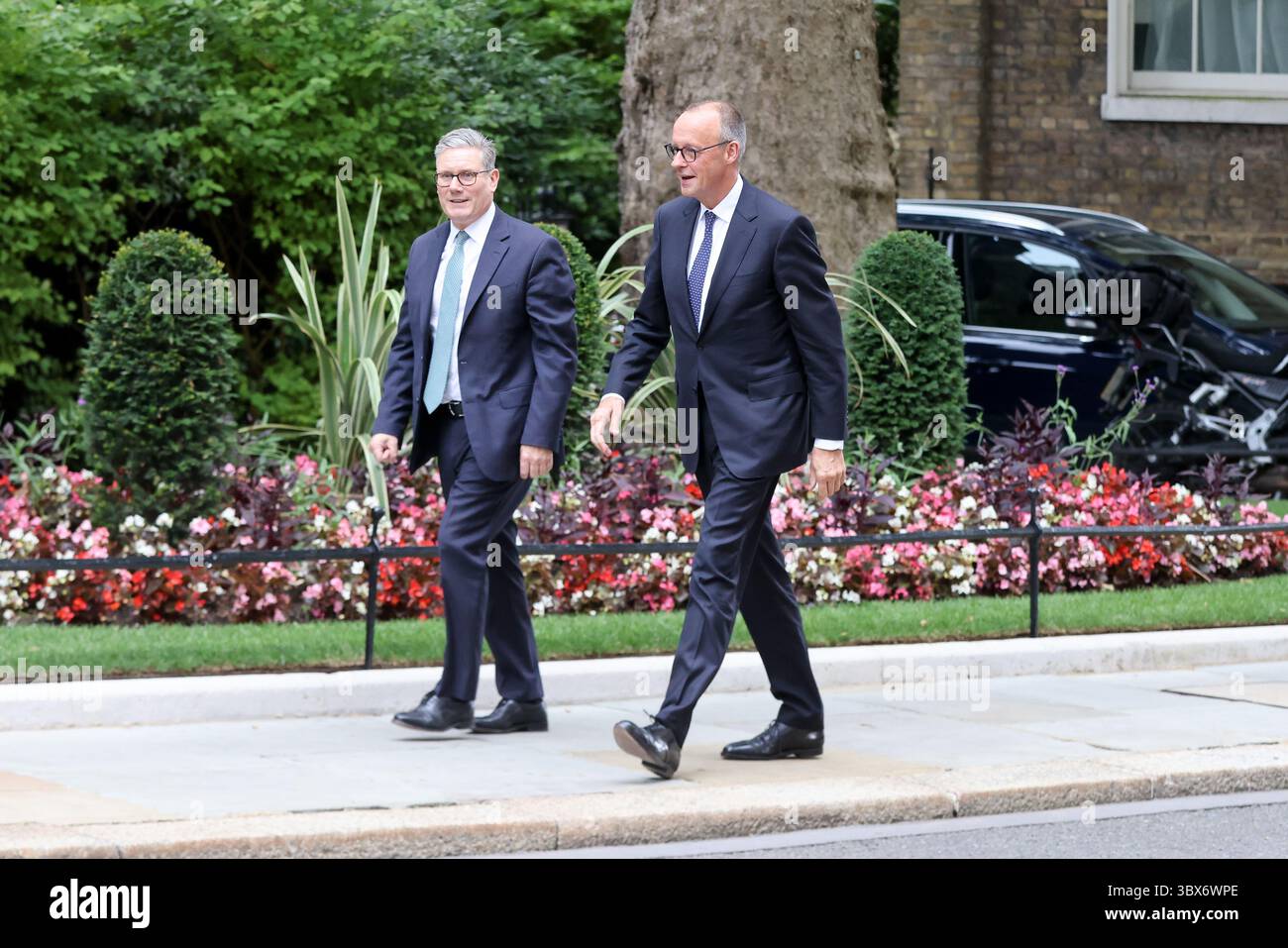 London, Großbritannien. Juli 2025. Der britische Premierminister Keir Starmer (L) und der deutsche Bundeskanzler Friedrich Merz erreichten am 17. Juli 2025 die Downing Street 10 in London. Der britische Premierminister Keir Starmer und der deutsche Bundeskanzler Friedrich Merz unterzeichneten am Donnerstag ein weitreichendes bilaterales Abkommen, das verschiedene Bereiche abdeckt, darunter Verteidigung und Migration, das vermutlich der bedeutendste vertrag zwischen Großbritannien und Deutschland seit dem Ende des Zweiten Weltkriegs ist Stockfoto