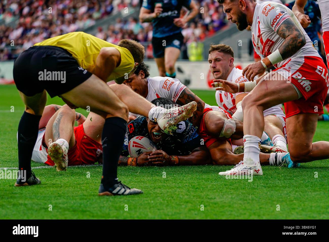 ST HELENS, ENGLAND – 17. JULI: Tesi Niu von Leigh Leopards überquert die Triple-Linie, aber sie ist ausgerutscht. Betfred Super League Spiel zwischen St Helens und Leigh Leopards im Totally Wicked Stadium am 17. Juli 2025 in St Helens England. (Foto: James Giblin) Stockfoto
