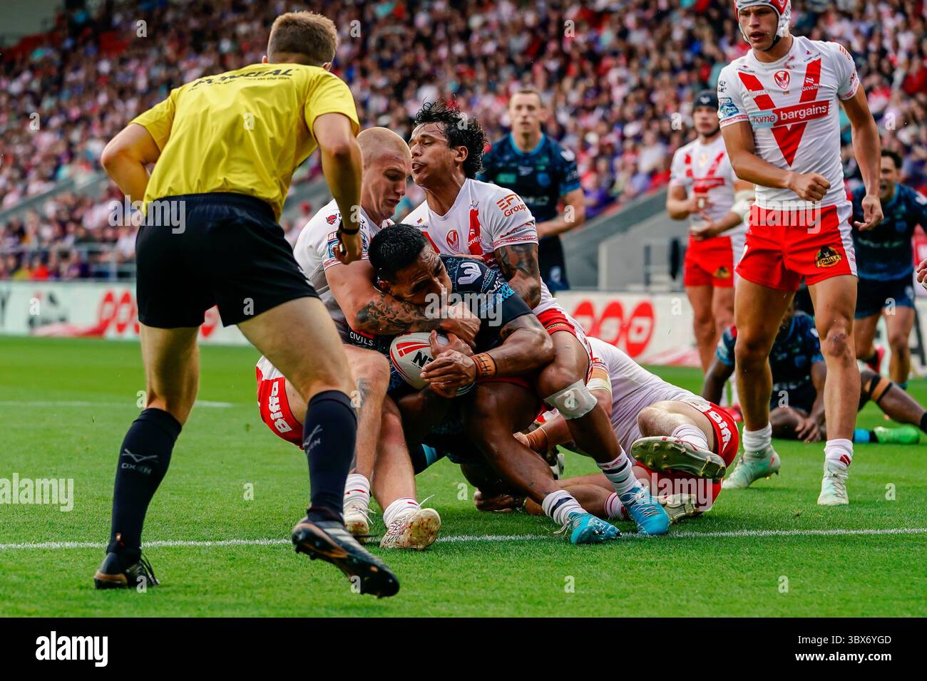 ST HELENS, ENGLAND – 17. JULI: Tesi Niu von Leigh Leopards überquert die Triple-Linie, aber sie ist ausgerutscht. Betfred Super League Spiel zwischen St Helens und Leigh Leopards im Totally Wicked Stadium am 17. Juli 2025 in St Helens England. (Foto: James Giblin) Stockfoto