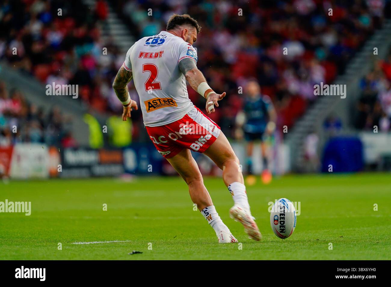 ST HELENS, ENGLAND - 17. JULI: Kyle Feldt aus St Helens 20 m Ausstieg. Betfred Super League Spiel zwischen St Helens und Leigh Leopards im Totally Wicked Stadium am 17. Juli 2025 in St Helens England. (Foto: James Giblin) Stockfoto