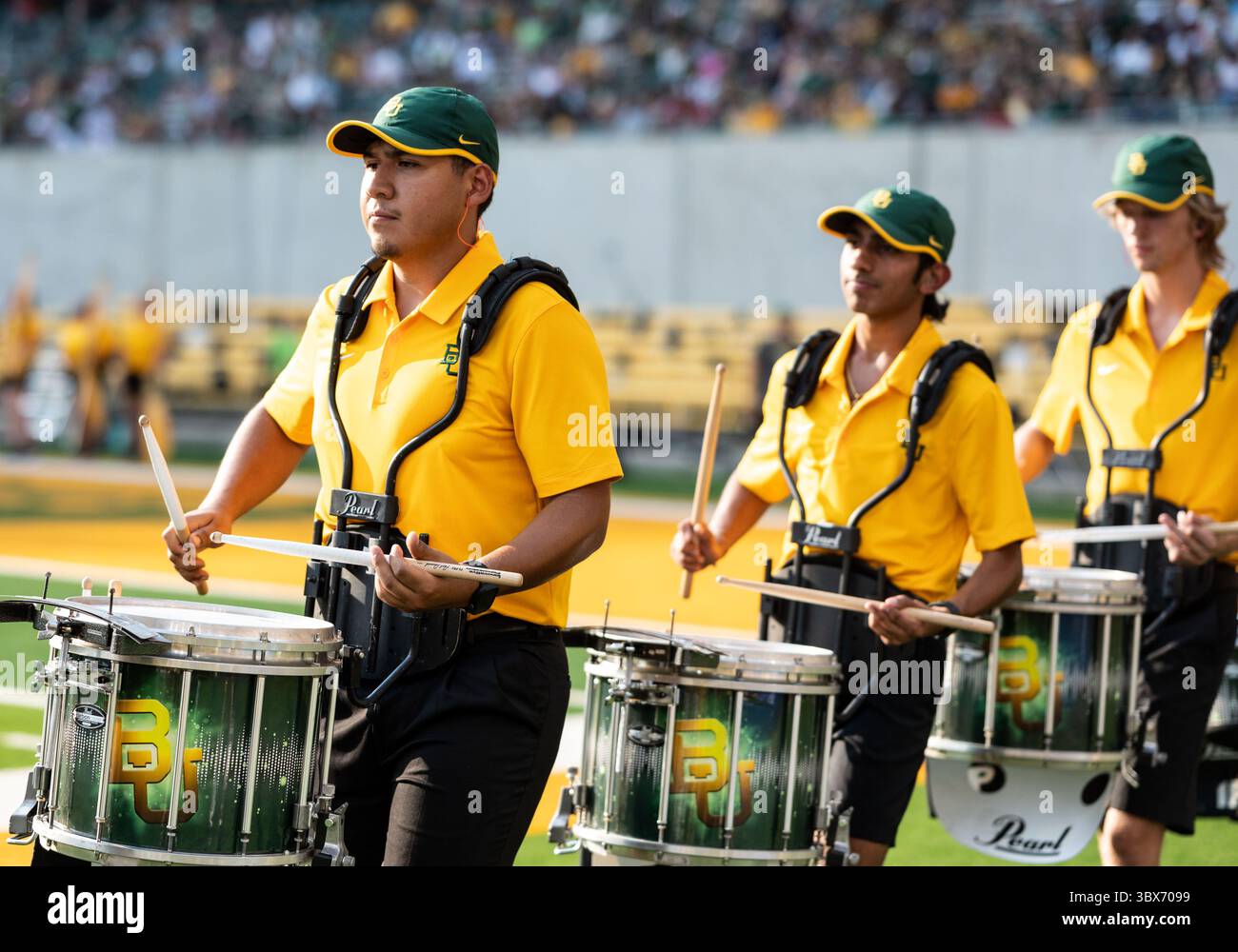 11. September 2021: Baylor Bears Golden Wave Marching Band Drummers treten vor dem NCAA Football Spiel zwischen den Texas Southern Tigers und Baylor Bears im McLane Stadium in Waco, Texas auf. Matthew Lynch/CSM(Credit Image: &Copy; Matthew Lynch/CSM via ZUMA Wire) Stockfoto