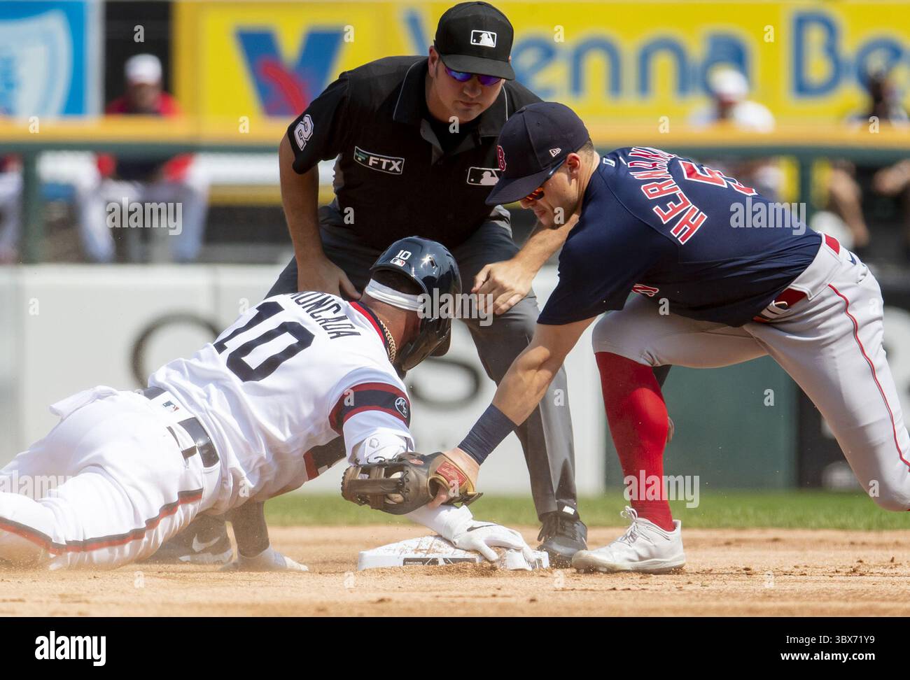 12. September 2021: Chicago White Sox Dritter Baseman Yoan Moncada (10) rutscht mit einem Doppel vor dem Tag von Boston Red Sox Shortstop Enrique Hernandez (5) im ersten Inning Sonntag, den 12. September 2021 im garantierten Rate Field in Chicago ein. (Kreditbild: © Brian Cassella/TNS Via ZUMA Press Wire/TNS Via ZUMA Press Wire) Stockfoto