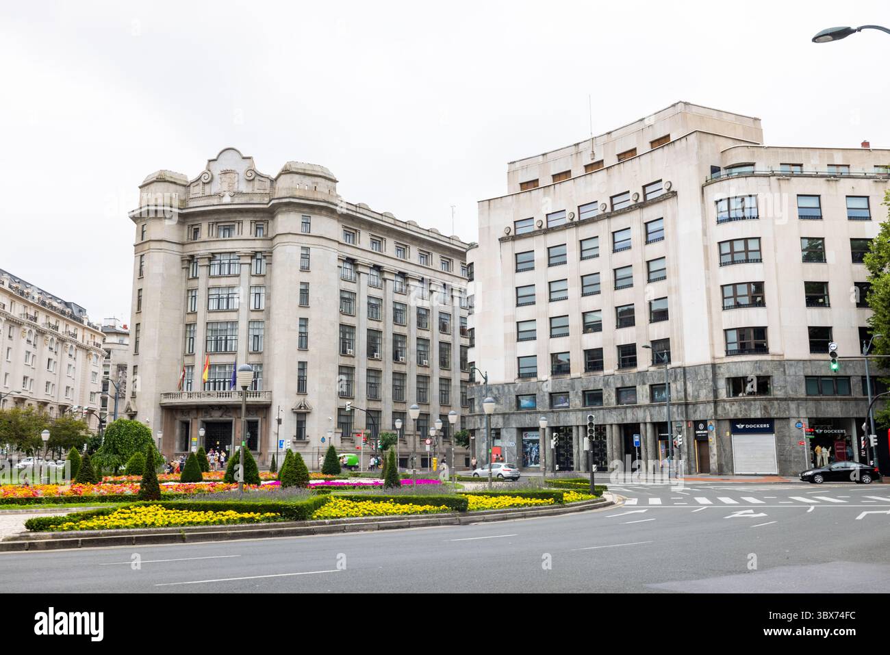 Zwei einzigartige, monumentale Gebäude auf dem Moyua Square, auch bekannt als Elliptical Square: Das Aurora und das National State Treasury Building Stockfoto