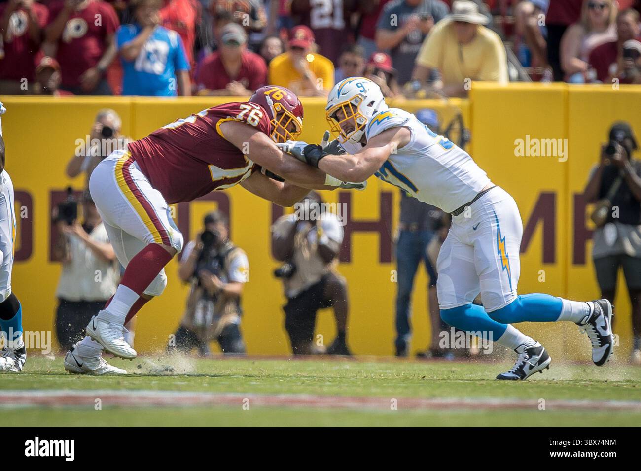 12. September 2021: Die Los Angeles Chargers Defensive End Joey Bosa (97) und das Washington Football Team Offensive Tackle Sam Cosmi (76) sind während des Passes im regulären Saisonspiel der NFL zwischen den Los Angeles Chargers und dem Washington Football Team am FedEx Field in Landover, Maryland beteiligt Fotograf: Cory Royster (Credit Image: &Copy; Cory Royster/CSM via ZUMA Wire) Stockfoto