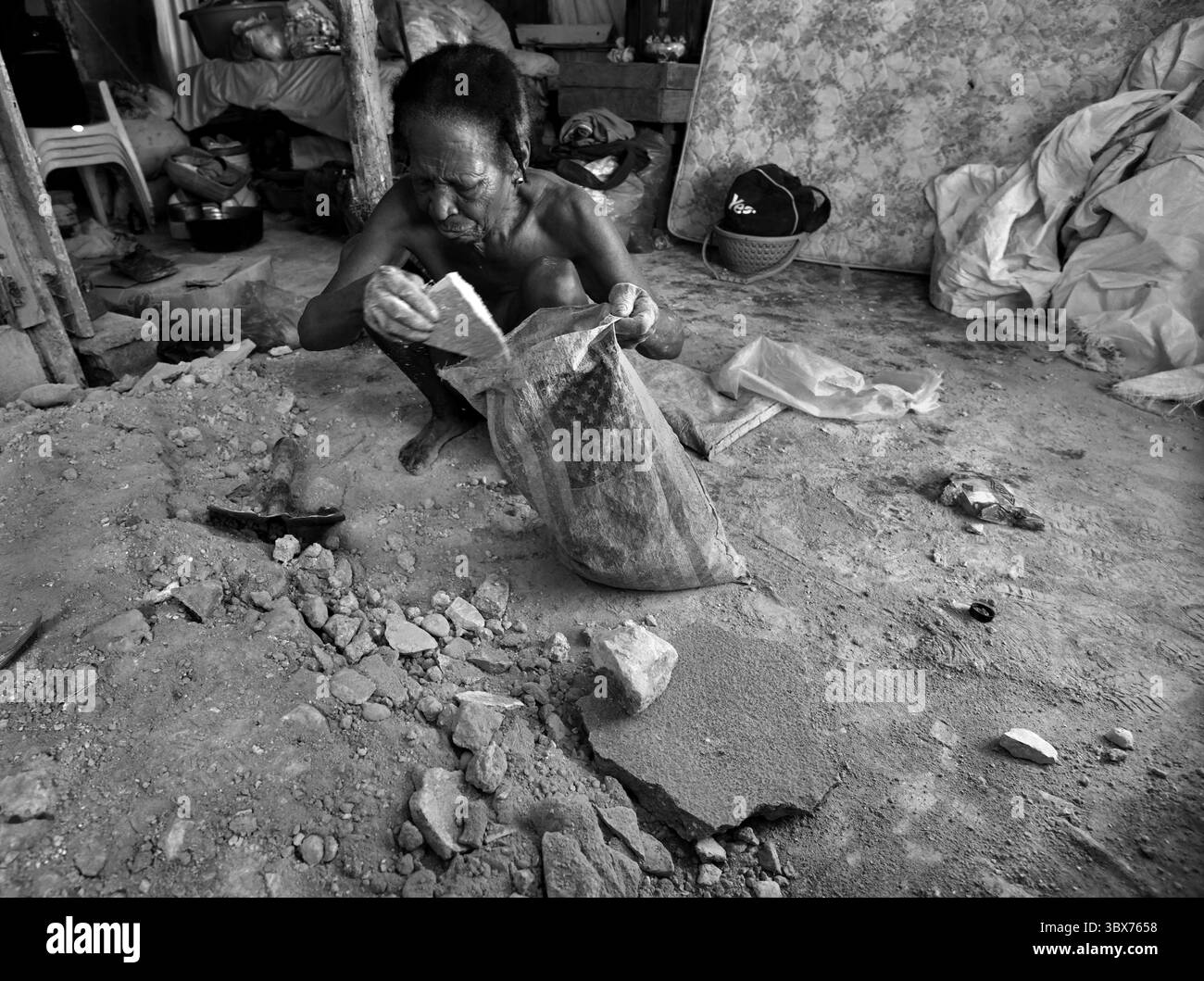22. August 2021, Maniche, Haiti: Yolette Moise, 70 Jahre alt, reinigt mit einer kleinen Schaufel und Entschlossenheit Trümmer aus ihrem Haus, während Haitianer die Folgen eines massiven Erdbebens in Maniche, Haiti, am 22. August 2021 bewältigen. Sie didnâ kennt ihr Alter nicht und durchsuchte Gegenstände, um einen Personalausweis mit ihrem Geburtsdatum zu finden...ZUSAMMENFASSUNG:.â€˜wenn es Leben gibt, gibt es hopeâ€™ â€“ Chrislome Lorbensky, Überlebender. Ein massives Erdbeben der Stärke 7,2 traf Haiti am 14. August 2021 um 8:29 UHR EDT. Sie betraf ein großes Gebiet ländlicher südwestlicher Provinzen und tötete mindestens 2.250 Menschen Stockfoto