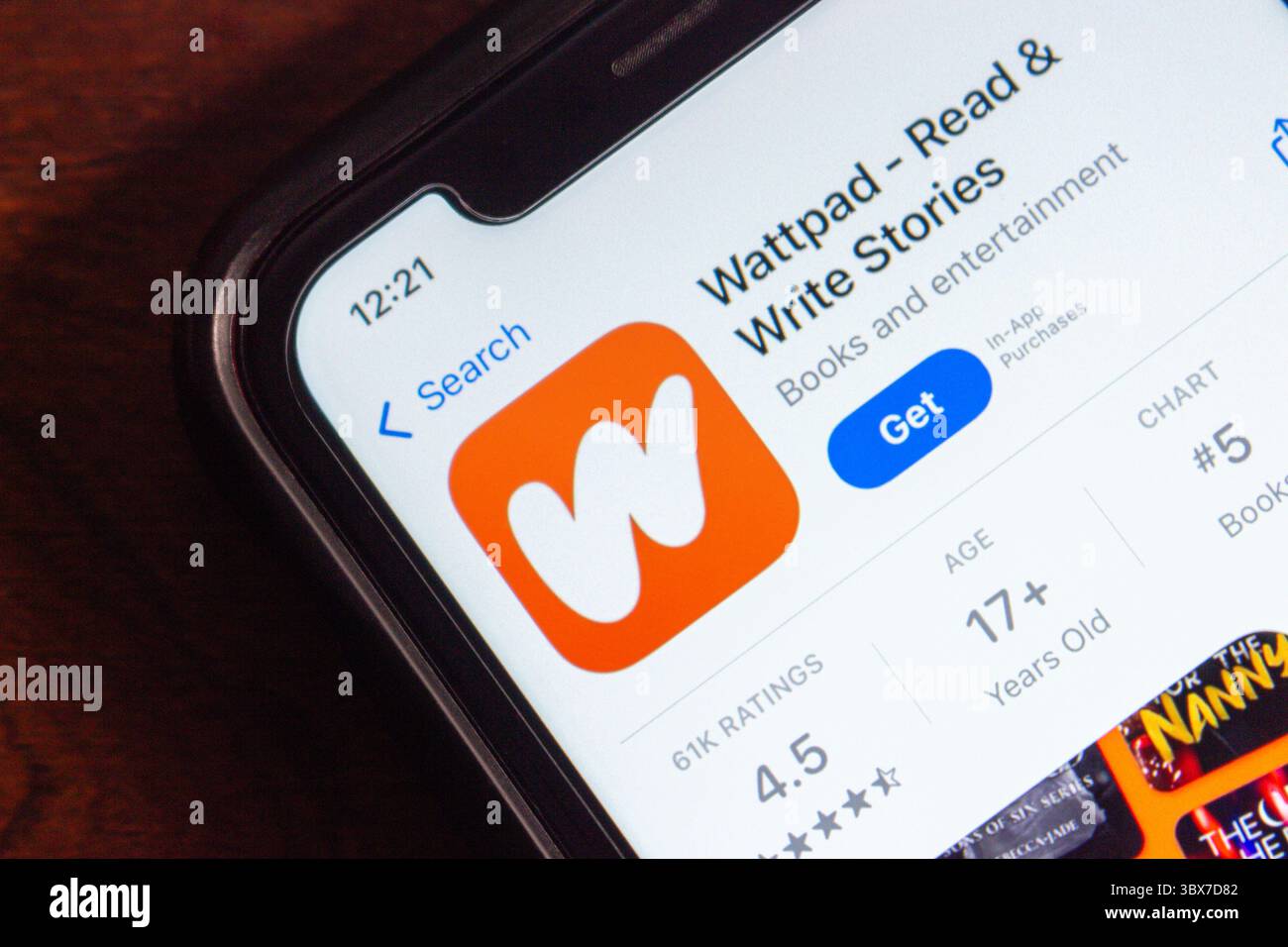 Nahaufnahme der Liste der Wattpad App im iOS App Store mit Logo, Bewertung, Altersbeschränkung und Download-Option. Stockfoto