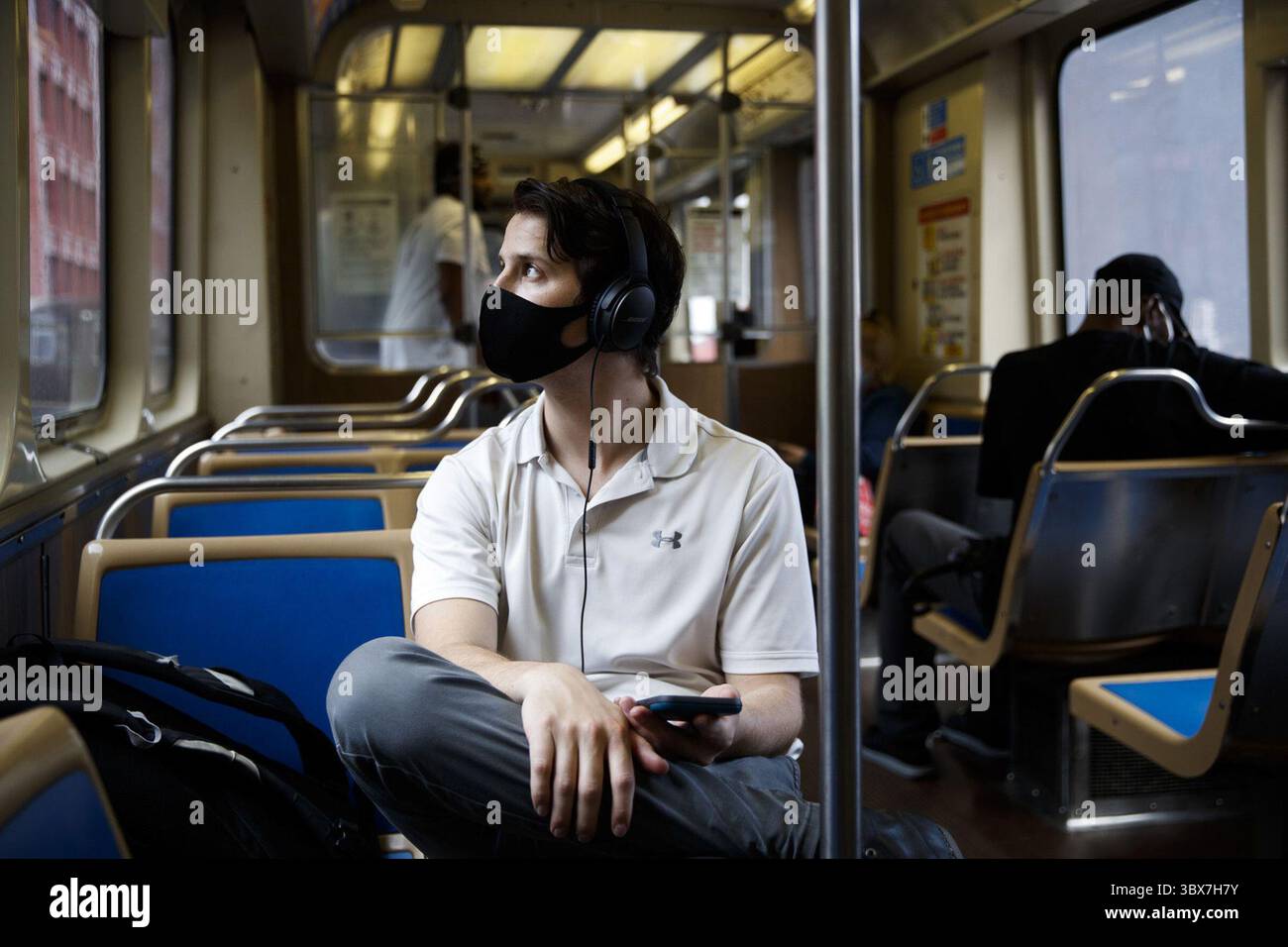 15. September 2021, USA: David Cedras, 25 Jahre alt, trägt eine Maske während der Fahrt mit einem Zug der Chicago Transit Authority im Chicago Loop, 9. Juni 2020. (Bild: © Armando L. Sanchez/TNS Via ZUMA Press Wire/TNS Via ZUMA Press Wire) Stockfoto