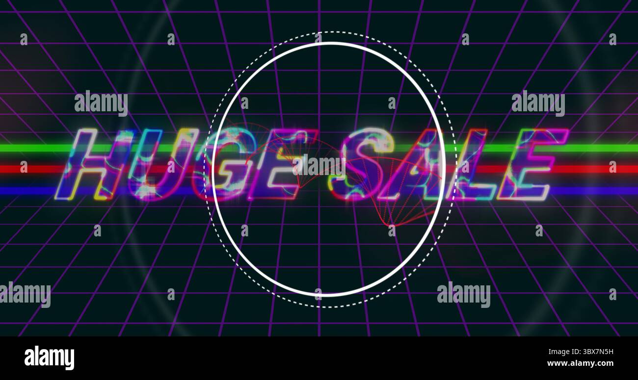 Mit glitzerndem Neontext, der RIESIGE VERKAUF auf violetter Rasterebene mit RGB-Streifen und gestrichelten Kreisen liest Stockfoto