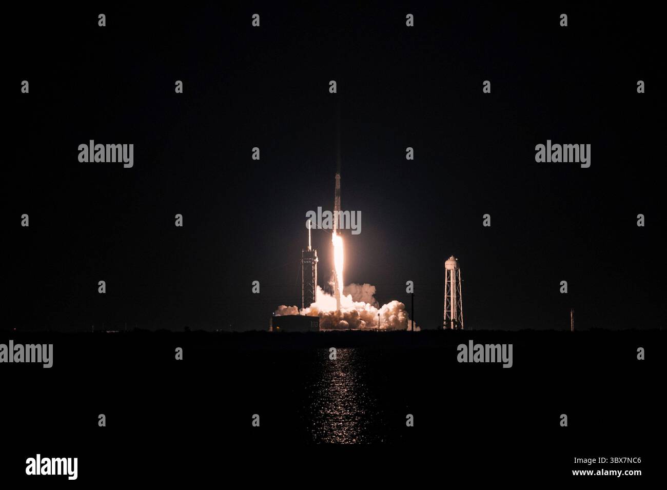 Die STYLELOCATIONA SpaceX Falcon 9 Booster-Rakete hebt die Resilience Crew-Kapsel mit der Inspiration4 Crew während eines erfolgreichen Starts vom Space Launch Complex 40 auf der Cape Canaveral Space Force Station am 15. September 2021 in Cape Canaveral, Florida. Die Kapsel trägt die erste rein zivile Besatzungsmission ins All. (Bild: © Joshua Conti/US Space/Planet Pix via ZUMA Press Wire) Stockfoto