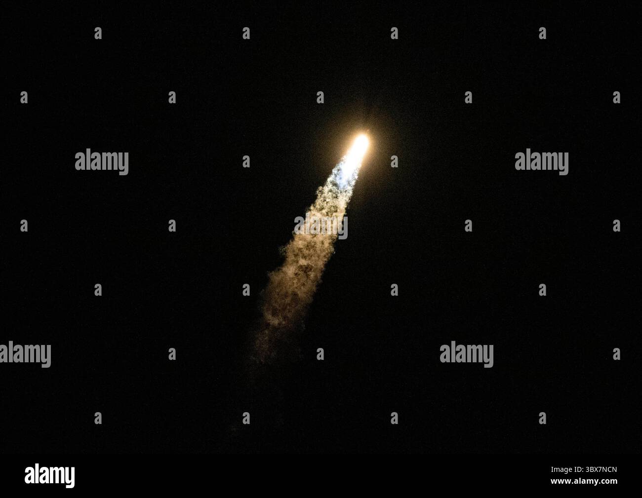 Die STYLELOCATIONA SpaceX Falcon 9 Booster-Rakete hebt die Resilience Crew-Kapsel mit der Inspiration4 Crew während eines erfolgreichen Starts vom Space Launch Complex 40 auf der Cape Canaveral Space Force Station am 15. September 2021 in Cape Canaveral, Florida. Die Kapsel trägt die erste rein zivile Besatzungsmission ins All. (Kreditbild: © Tsgt. James Hodgman/US Space/Planet Pix via ZUMA Press Wire) Stockfoto